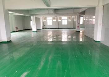 莞城周邊三樓1250平，現(xiàn)成辦公室，廠房全新地坪漆，靠近主干